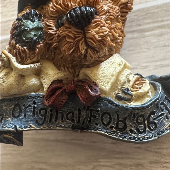 Charming Vintage Y2K Bear Figurine with Hat and Banner Boyds Bearwear - Picture 3 of 4